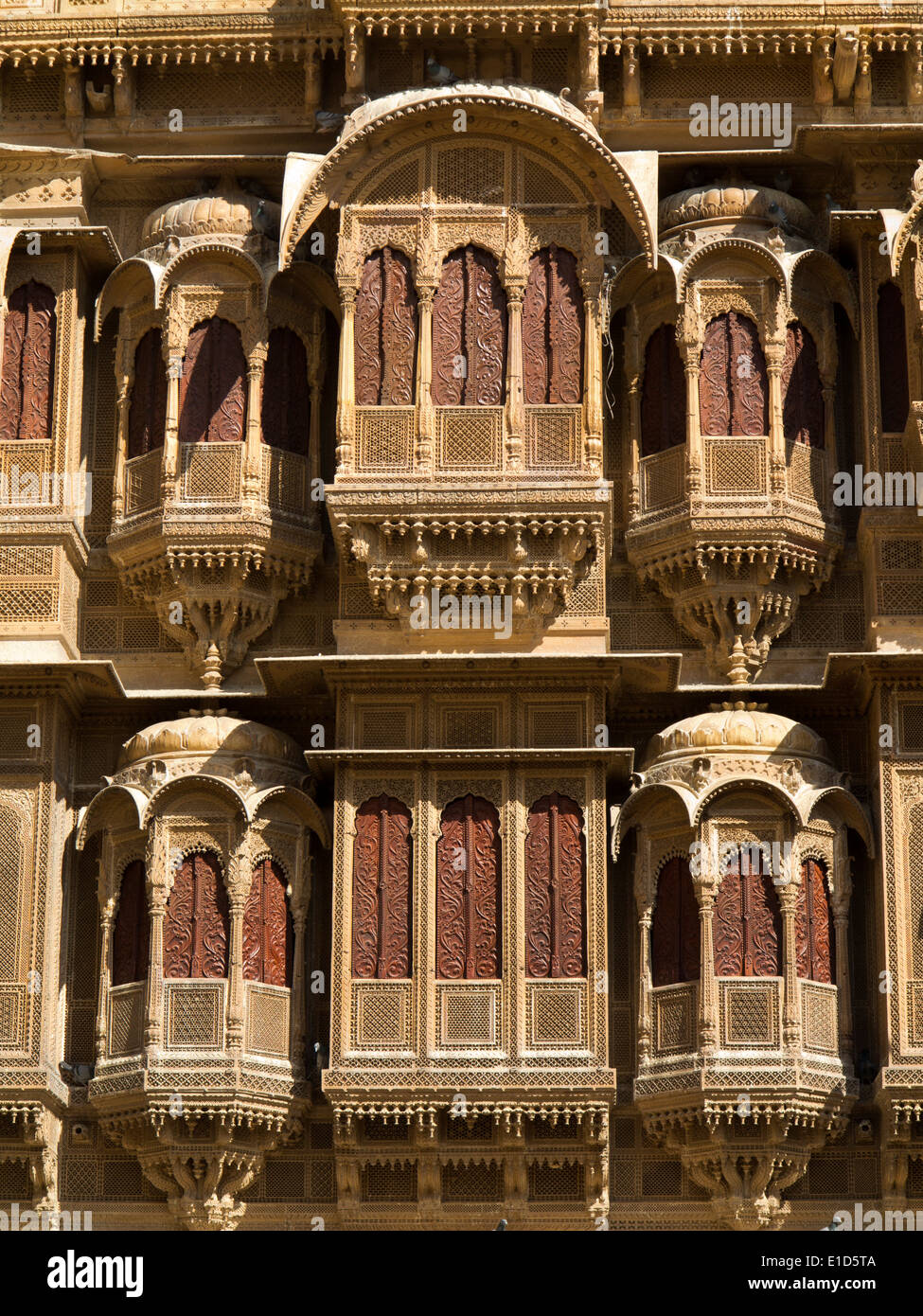 India, Rajasthan, Jaisalmer, Patwon Ki Haveli, decoratively carved sandstone façade Stock Photo