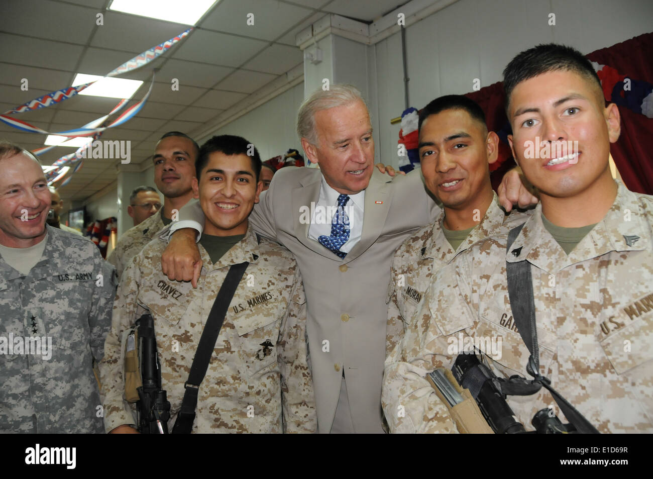 U.S. service members pose for a photo with Vice President Joe Biden during  his tour of the Coalition Caf? dining facility on Ca Stock Photo - Alamy