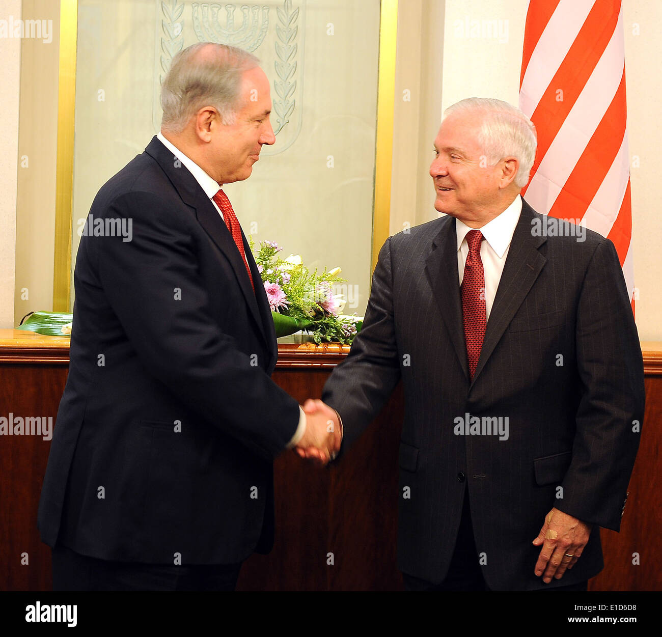 Secretary of Defense Robert M. Gates, right, shakes hands with Israeli Prime Minister Benjamin Netanyahu during a working lunch Stock Photo