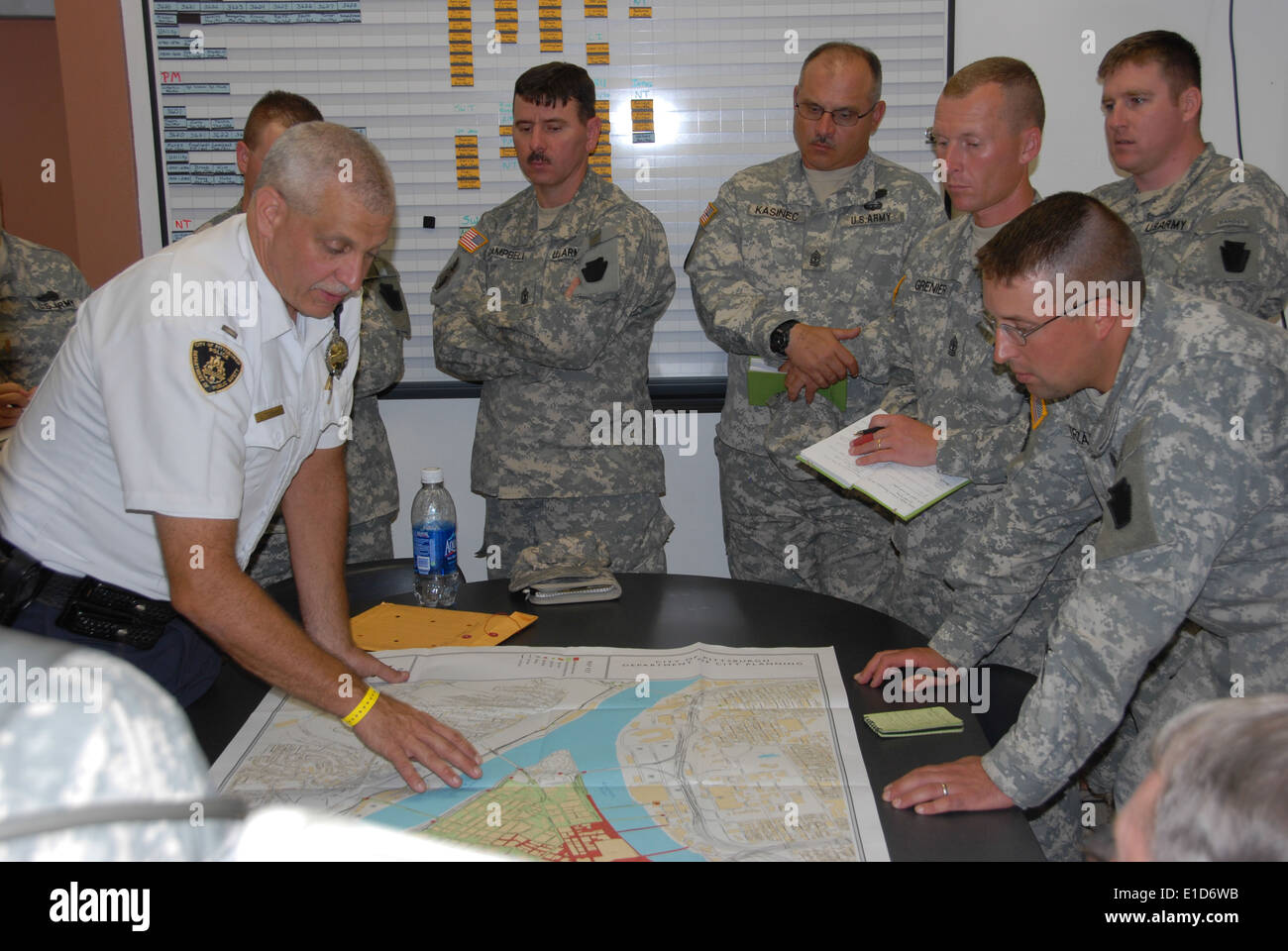 U.S. Soldiers from the Pennsylvania National Guard and Lt. Joesph Tersak, with the Pittsburgh Police Department, discuss road c Stock Photo