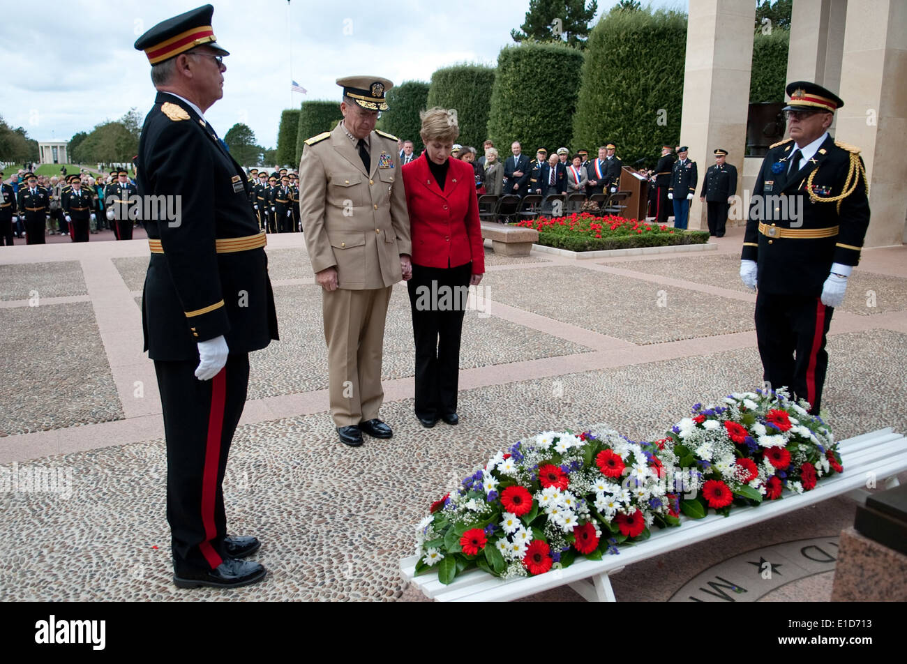 Chairman of the Joint Chiefs of Staff Navy Adm. Mike Mullen and his wife Deborah lay a wreath at the Normandy American Cemetery Stock Photo