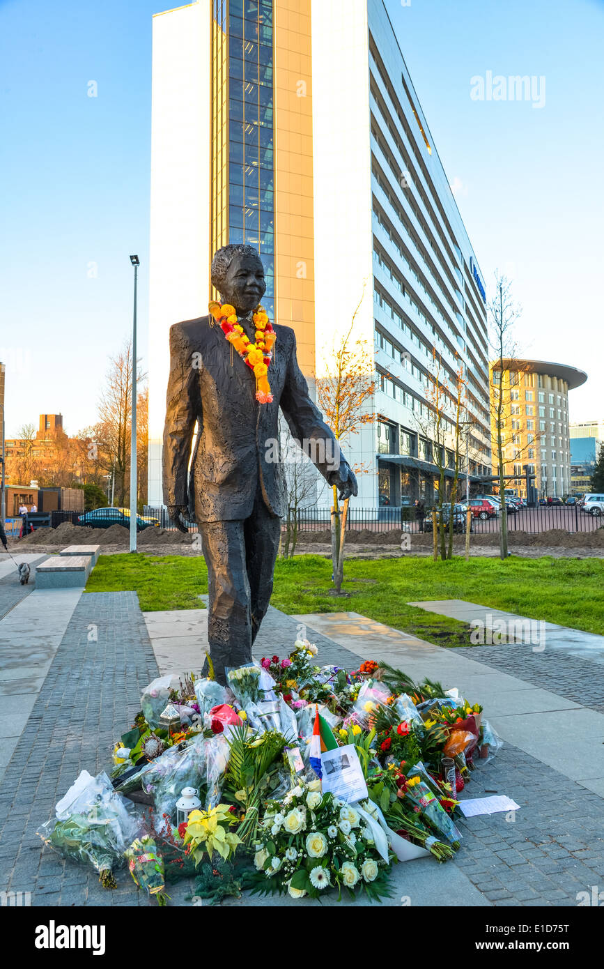 flowers at the statue of nelson mandela the day he deceased Stock Photo