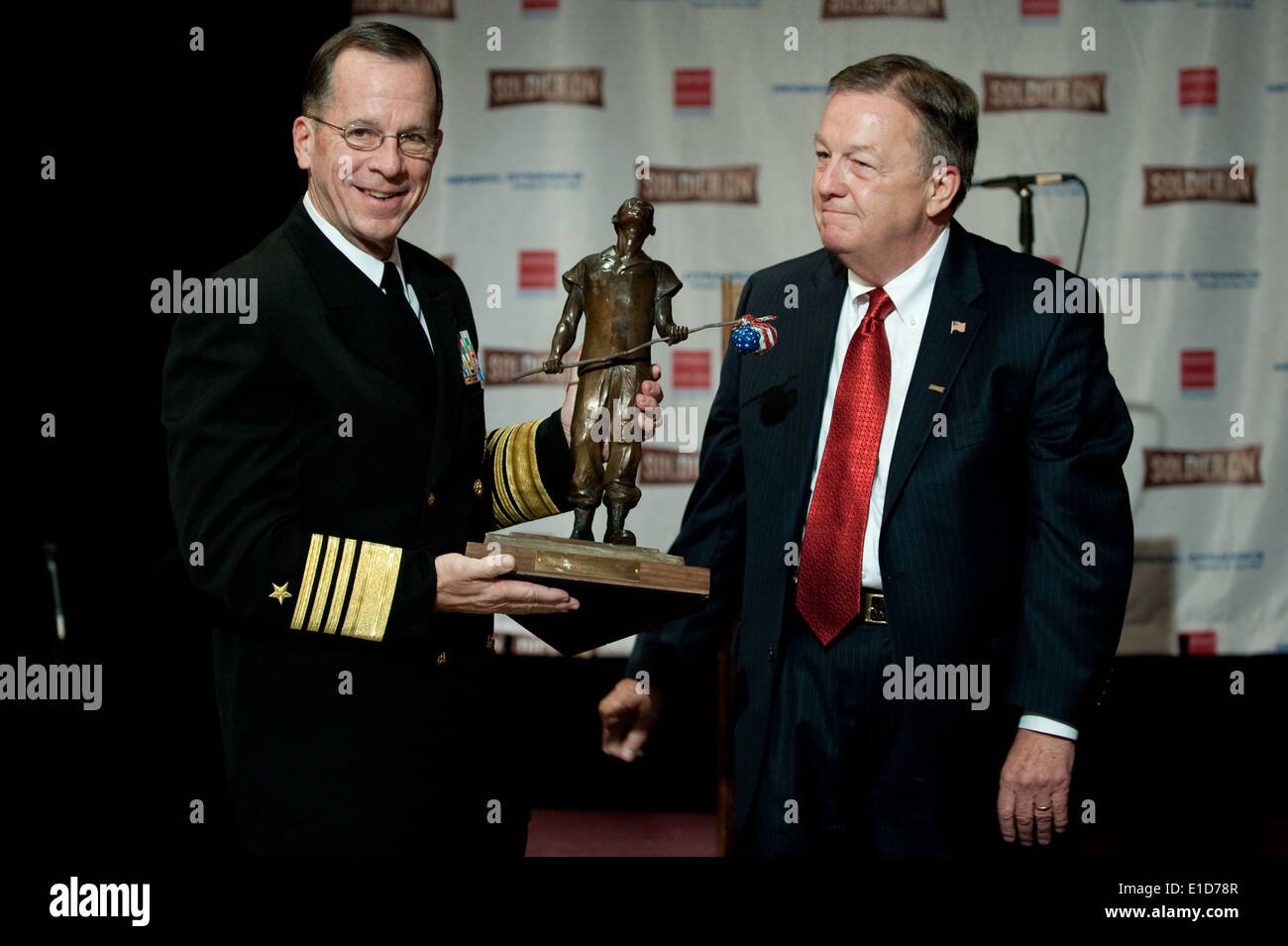 Chairman of the Joint Chiefs of Staff Navy Adm. Mike Mullen, left, poses for a photo while accepting the annual Soldier On Awar Stock Photo