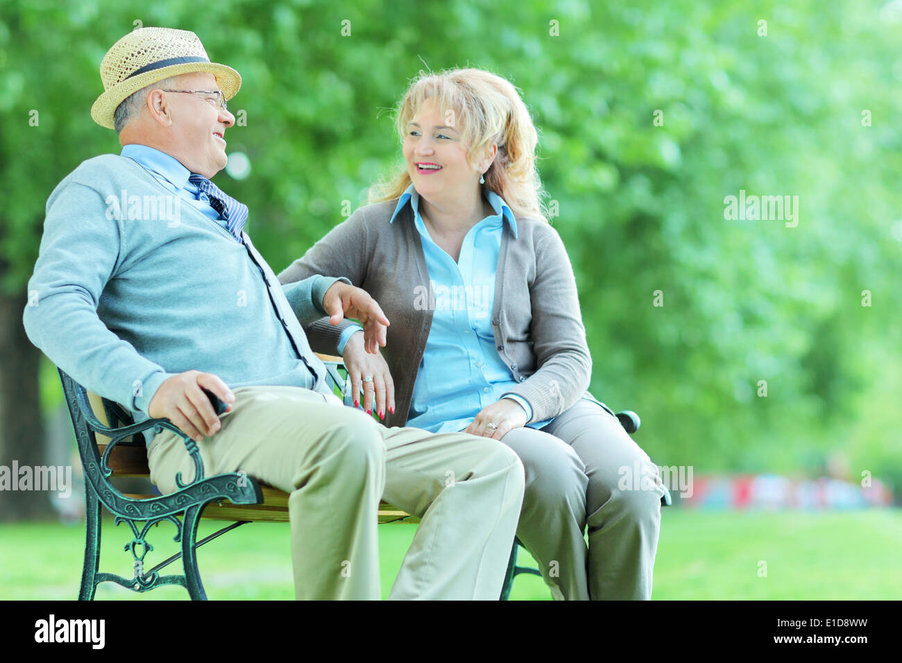 Танцы в парке для пенсионеров. Старики на лавочке в парке. Couple walking in park. Люди в парке. Elderly couple walking.