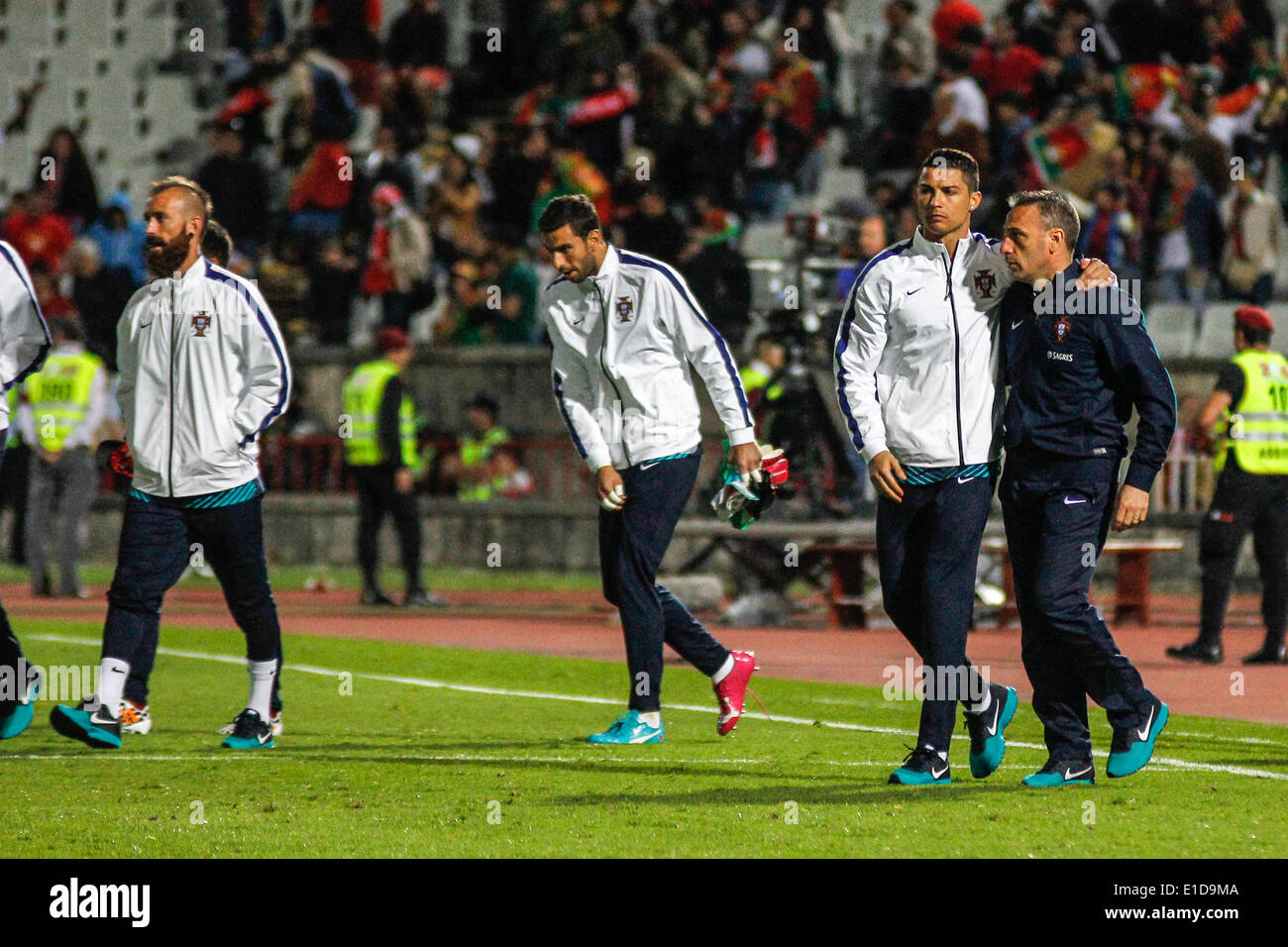 Lisbon, Porrtugal. 31st May, 2014. Portugal forward Cristiano Ronaldo (7) and Portugal head coach Paulo Bento (right), during preparatory friendly match for the World Cup at the National Stadium in Lisbon, Portugal, Saturday, May 31, 2014. Credit:  Leonardo Mota/Alamy Live News Stock Photo