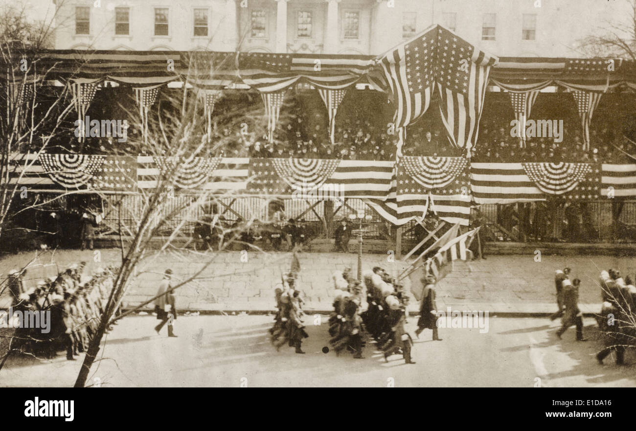 Inaugural parade at White House  - showing President Roosevelt watching troops pass by viewing stand during inauguration parade, 1905 Stock Photo