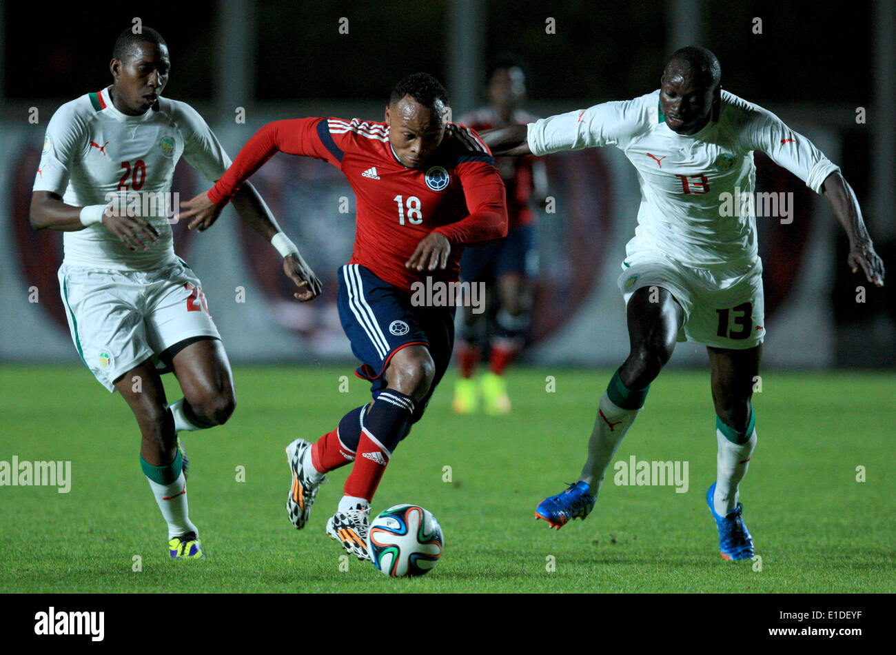 Buenos Aires, Argentina. 31st May, 2014. Camilo Zuniga (C) of Colombia vies for the ball with Mohamed El Habib Daf (L) and Ibrahima Khaliloulah Seck of Senegal during a friendly soccer match in Buenos Aires, capital of Argentina, on May 31, 2014. © Martin Zabala/Xinhua/Alamy Live News Stock Photo