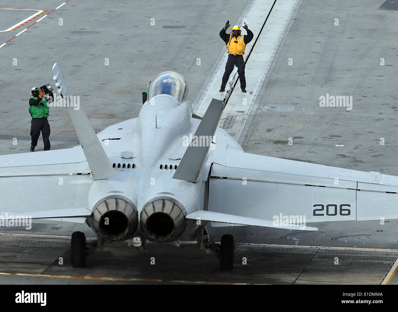 Flight deck personnel direct an F/A-18F Super Hornet from Strike Fighter Squadron (VFA) 213 aboard the aircraft carrier USS Geo Stock Photo