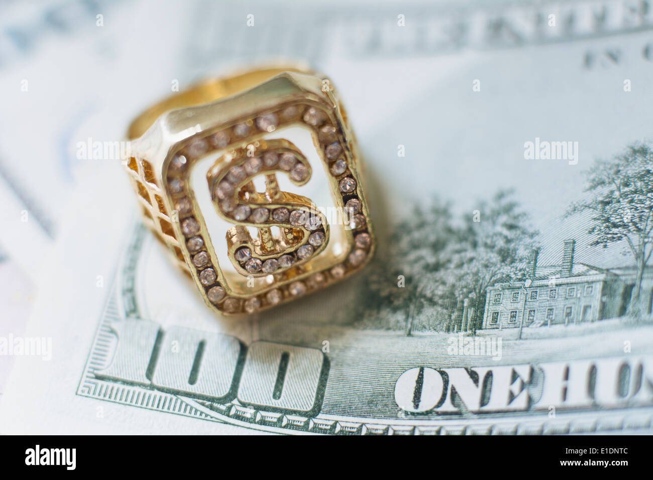 Ring with US dollar symbol and one hundred dollar bill Stock Photo - Alamy