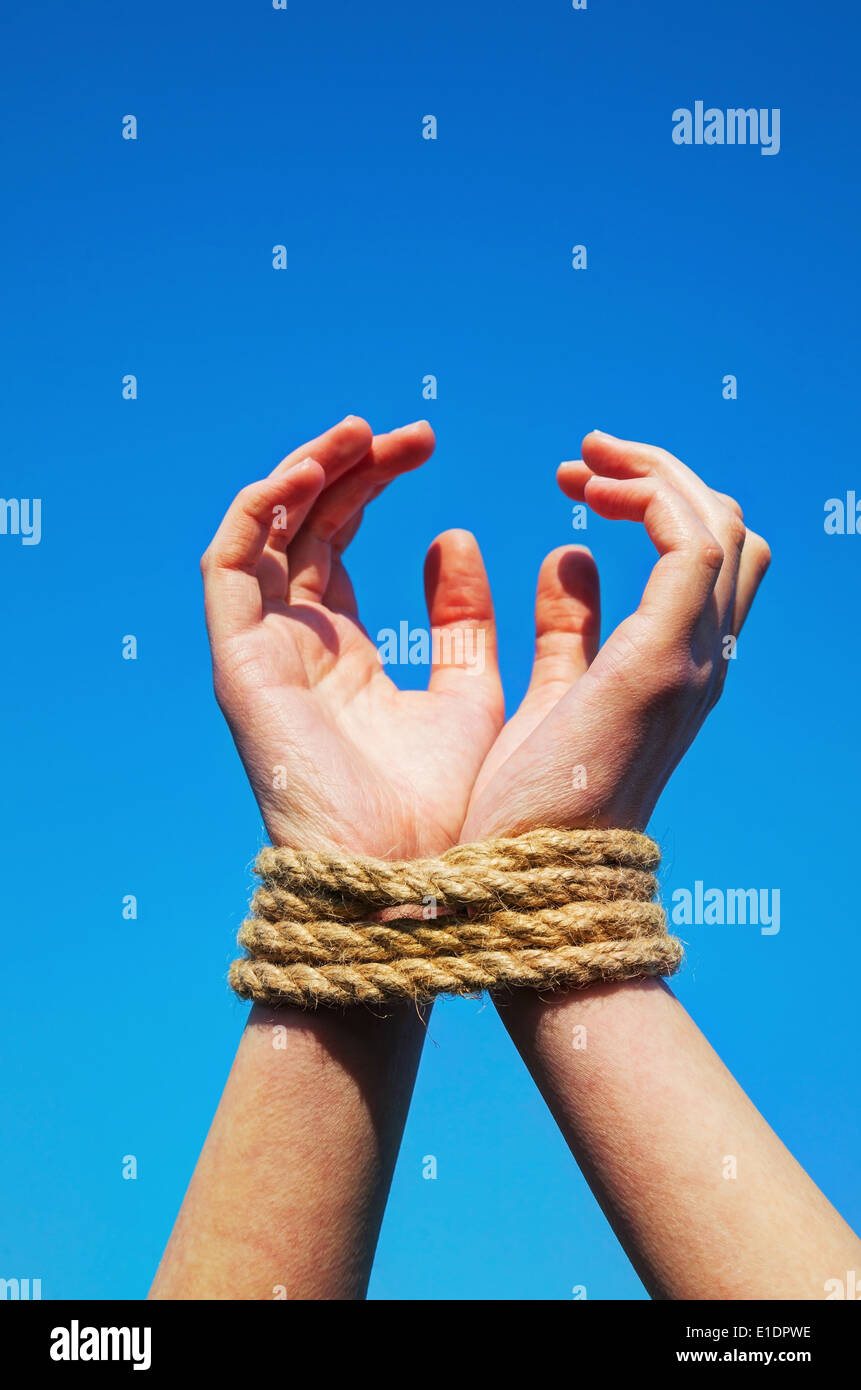 связанные руки девушки. связанные руки вверх. связанные руки вверх. связанные руки над головой у девушки. связанные руки эстетика.