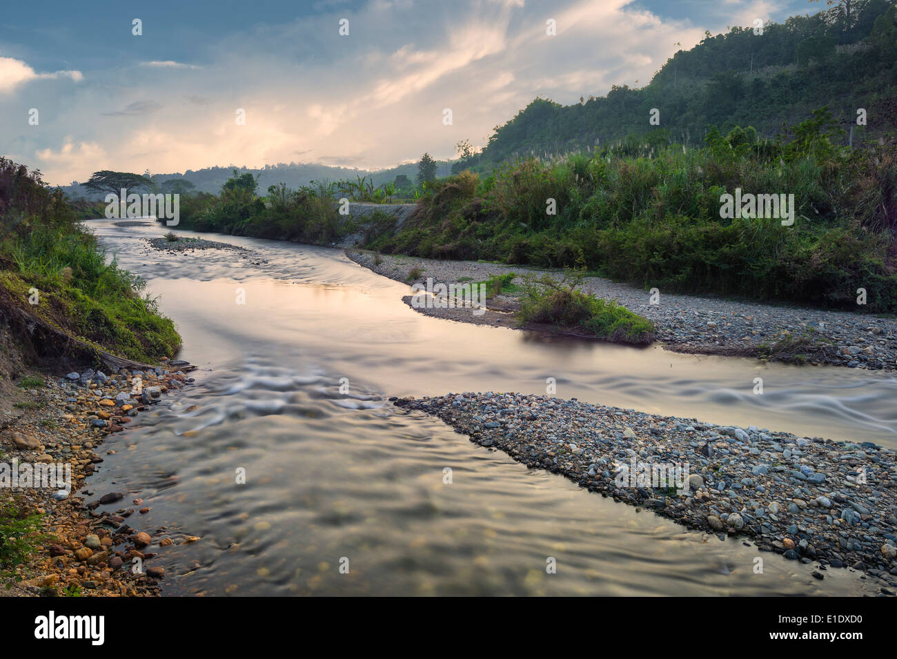 Urban river scenery hi-res stock photography and images - Alamy