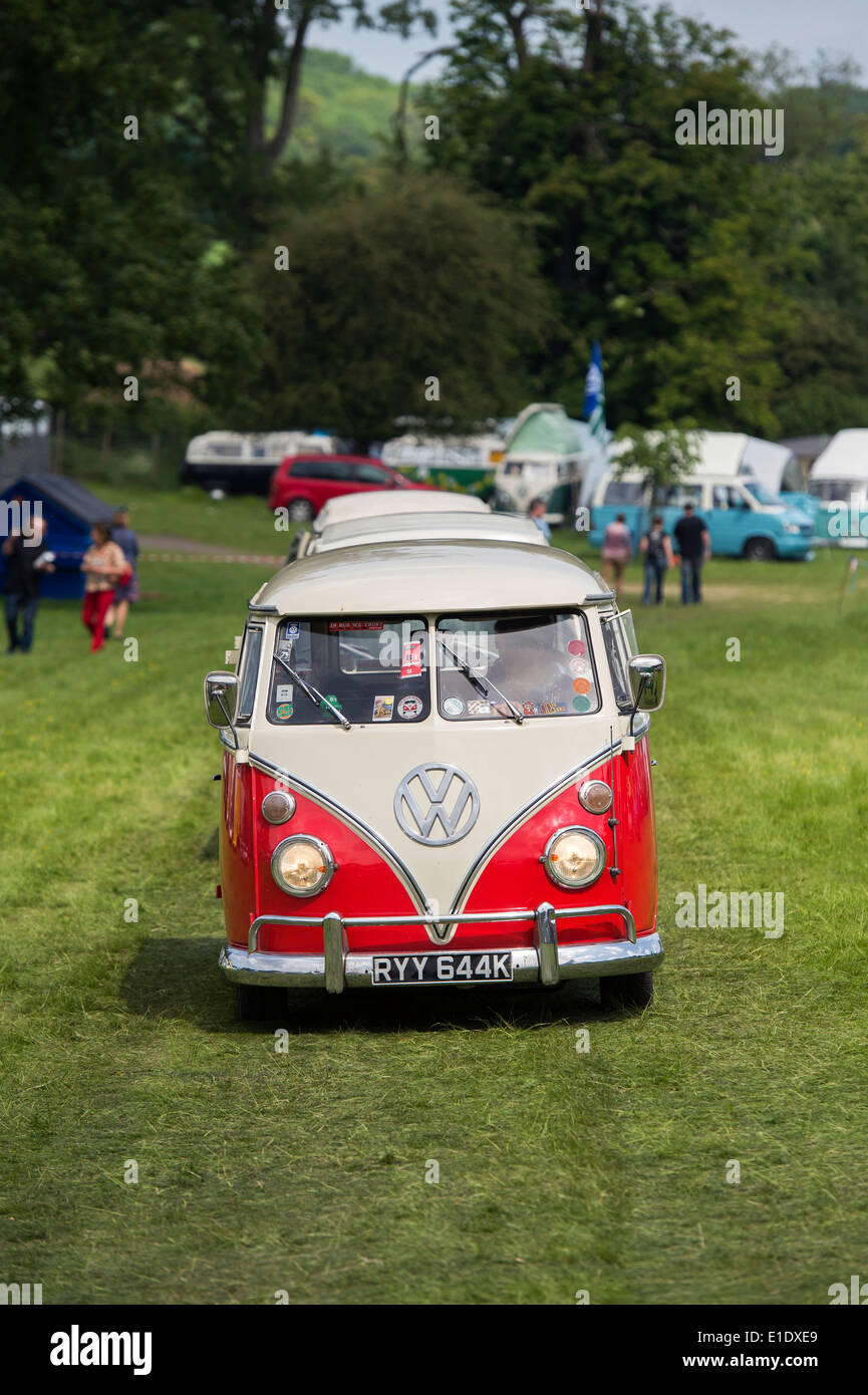 1971 Red White VW Split Screen Volkswagen camper van at a VW show ...
