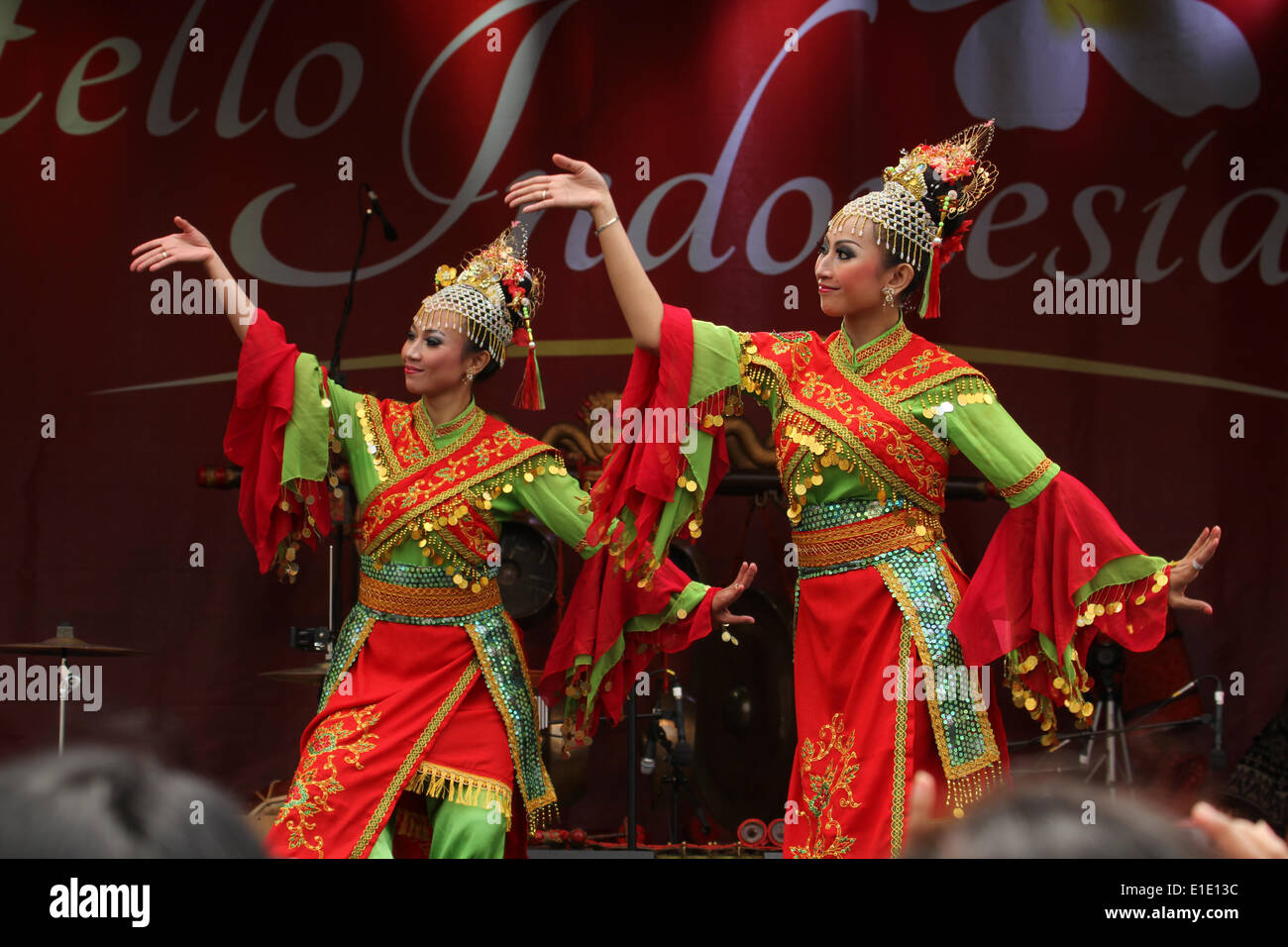 London, UK. 31 May 2014. Peree dancer from Sumatra. The dance is a thanks giving dance to the gods and is performed with food on plates.. Credit: David Mbiyu/ Alamy Live News Stock Photo