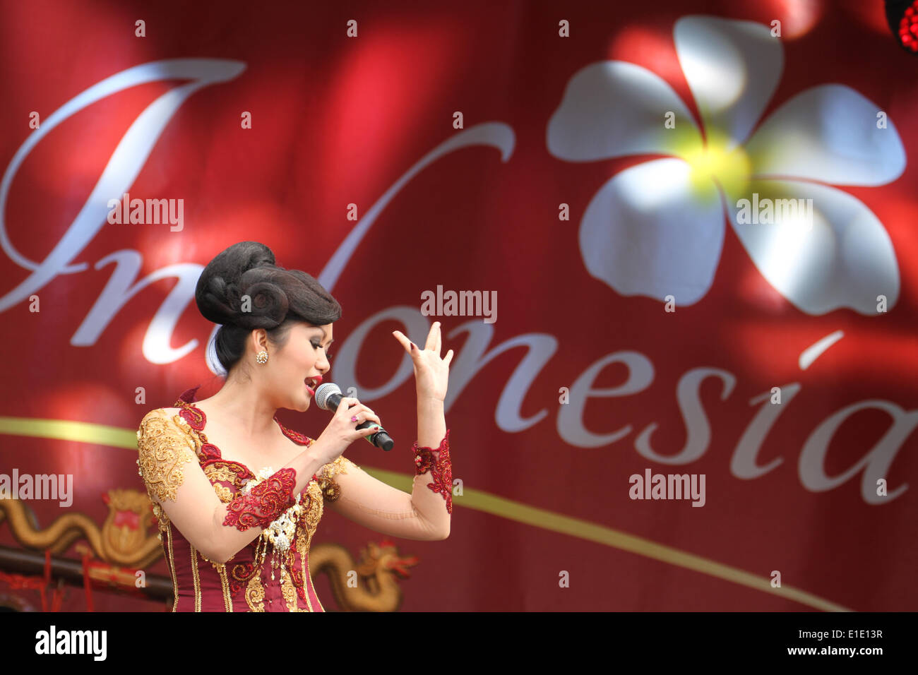 London, UK. 31 May 2014. Colour, dance and sound dominated Trafalgar Square for Indonesia. The event 'Hello Indonesia' was showcasing the vibrant culture and traditions of Indonesia.. Credit: David Mbiyu/ Alamy Live News Stock Photo