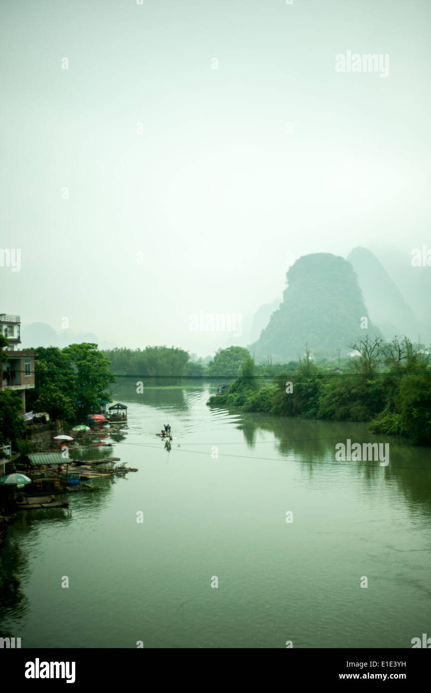 Landscape on Yulong river near Yangshuo, Guanxi, China Stock Photo