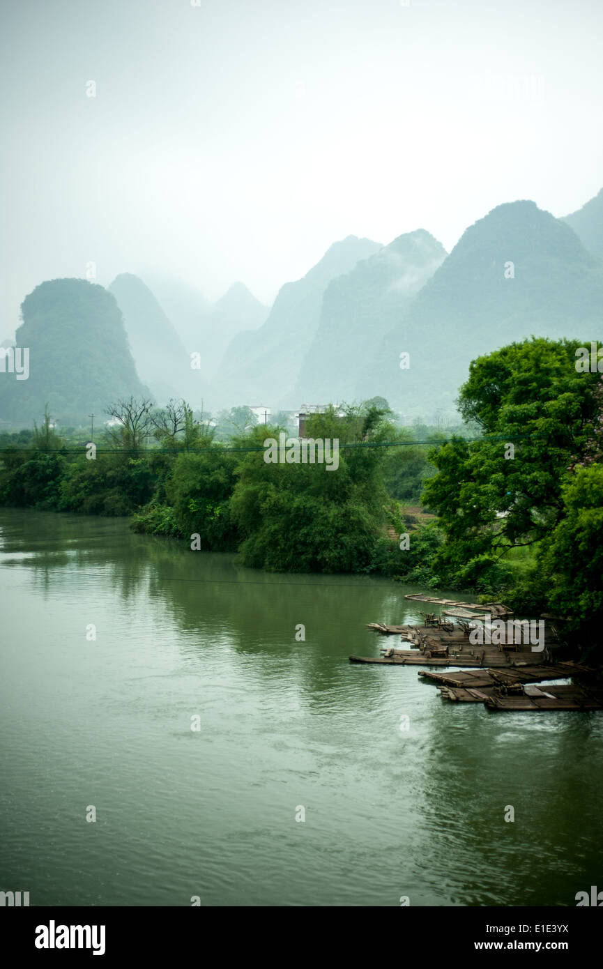 Landscape on Yulong river near Yangshuo, Guanxi, China Stock Photo