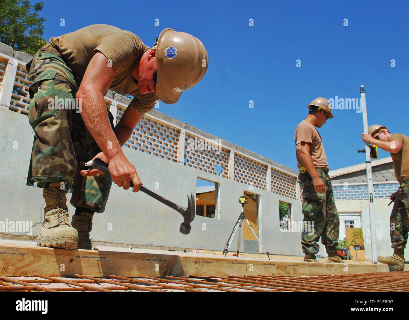 100817-N-4044H-005 DILI, Timor-Leste (Aug. 17, 2010) Seabees assigned to Naval Mobile Construction Battalion (NMCB) 11 build fo Stock Photo