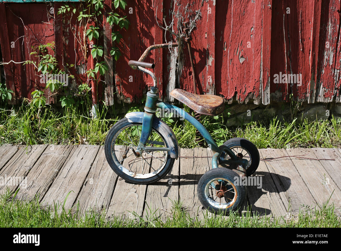 A rusty old tricycle at Red Oak II in Carthage, Missouri, USA. Stock Photo