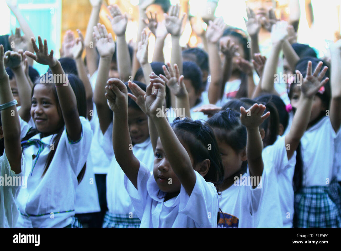 Rizal Province, Philippines. 2nd June, 2014. Students raise their hands at a remote elementary school in Rizal Province, the Philippines, June 2, 2014. More than 23 million students returned to school on Monday for the first day of classes for the school year of 2014-2015. © Rouelle Umali/Xinhua/Alamy Live News Stock Photo