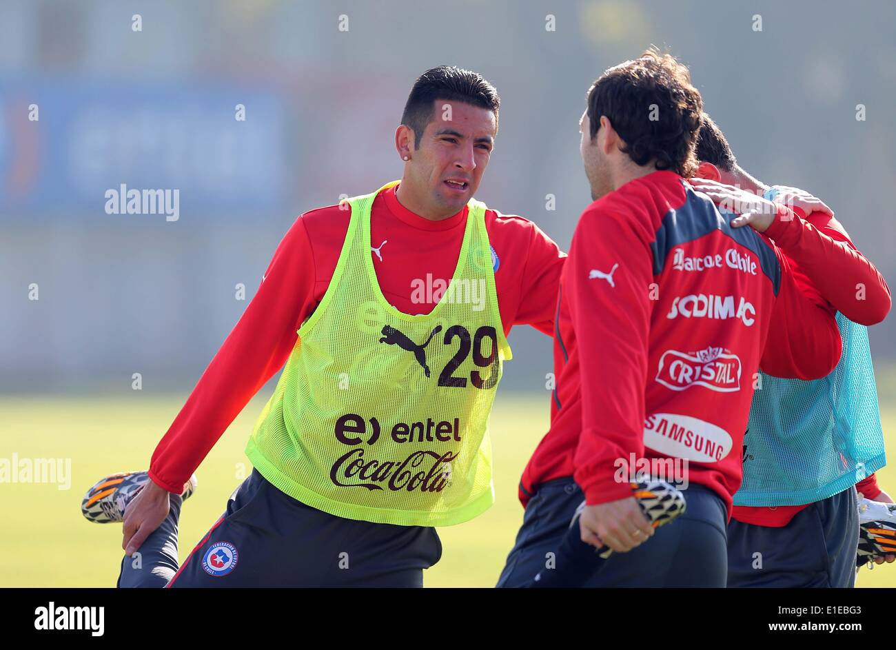 Santiago, Chile. 1st June, 2014. Image provided by National Association of Professional Soccer (ANFP, for its acronym in Spanish) shows Chile's Mauricio Isla (L) participating in a training session ahead FIFA's World Cup 2014 in Santiago, capital of Chile, on June 1, 2014. © Carlos Parra/ANFP/Xinhua/Alamy Live News Stock Photo