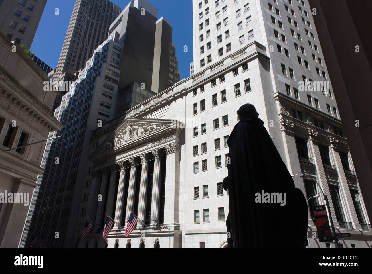 George Washington statue and classical pillars of the New York Stock ...