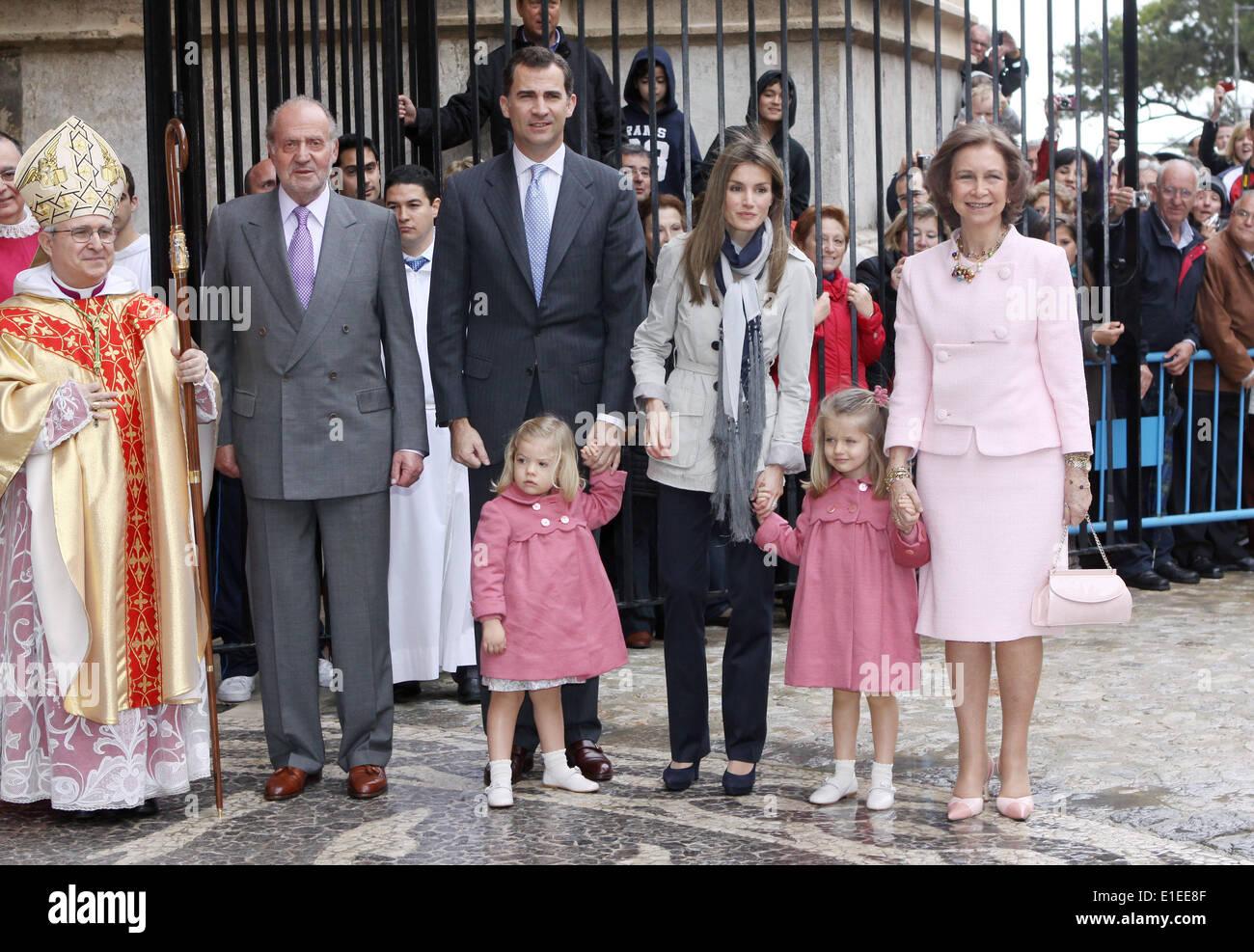 King Juan Carlos (L), Queen Sofia (R), Prince Felipe (2-L), Princess Letizia (3-R), Princess Leonor (2-R) and Princess Sofia of Spain attend an Easter Sunday church service at the cathedral in Palma Mallorca, Spain, 04 April 2010. Photo: Patrick van Katwijk Stock Photo