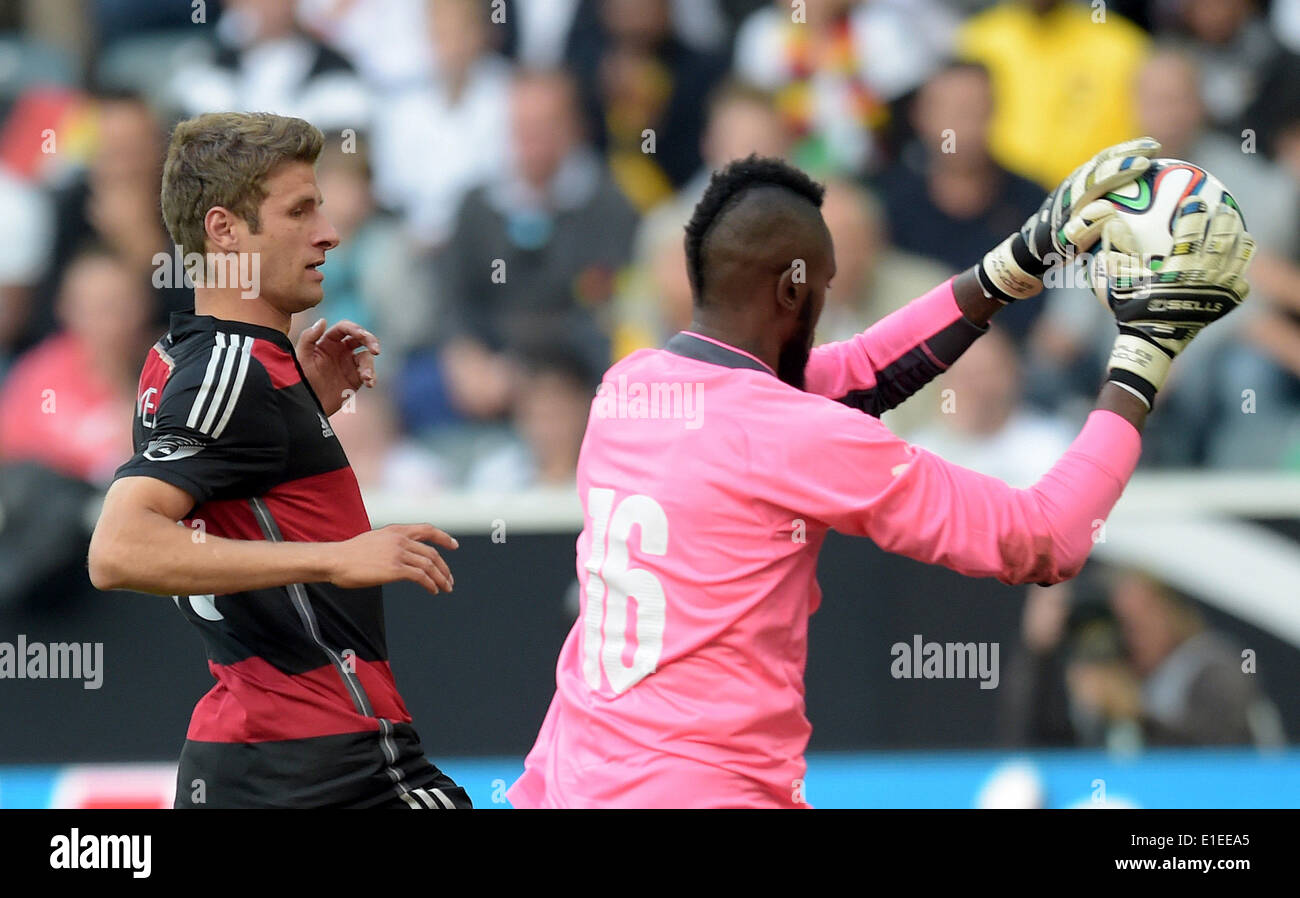 Moenchengladbach, Germany. 01st June, 2014. Germany's Thomas Mueller in action against Cameroon's goalkeeper Charles Itandje the friendly soccer match between Germany and Cameroon at the Borussia Park stadium in Moenchengladbach, Germany, 01 June 2014. Photo: Federico Gambarini/dpa/Alamy Live News Stock Photo