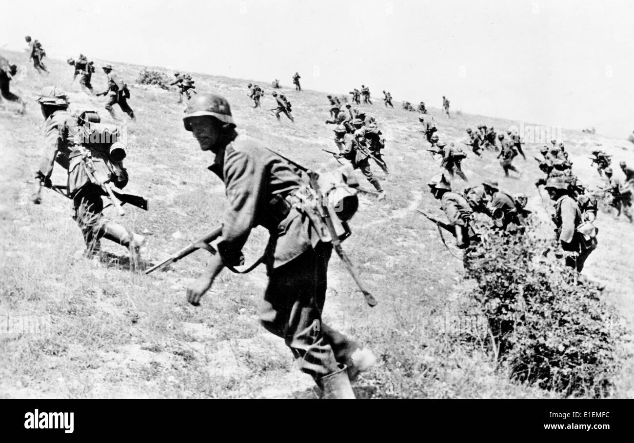 The picture from National Socialist reporting shows a German infantry storm attack on an enemy position in August 1942. Fotoarchiv für Zeitgeschichtee -NO WIRE SERVICE- Stock Photo