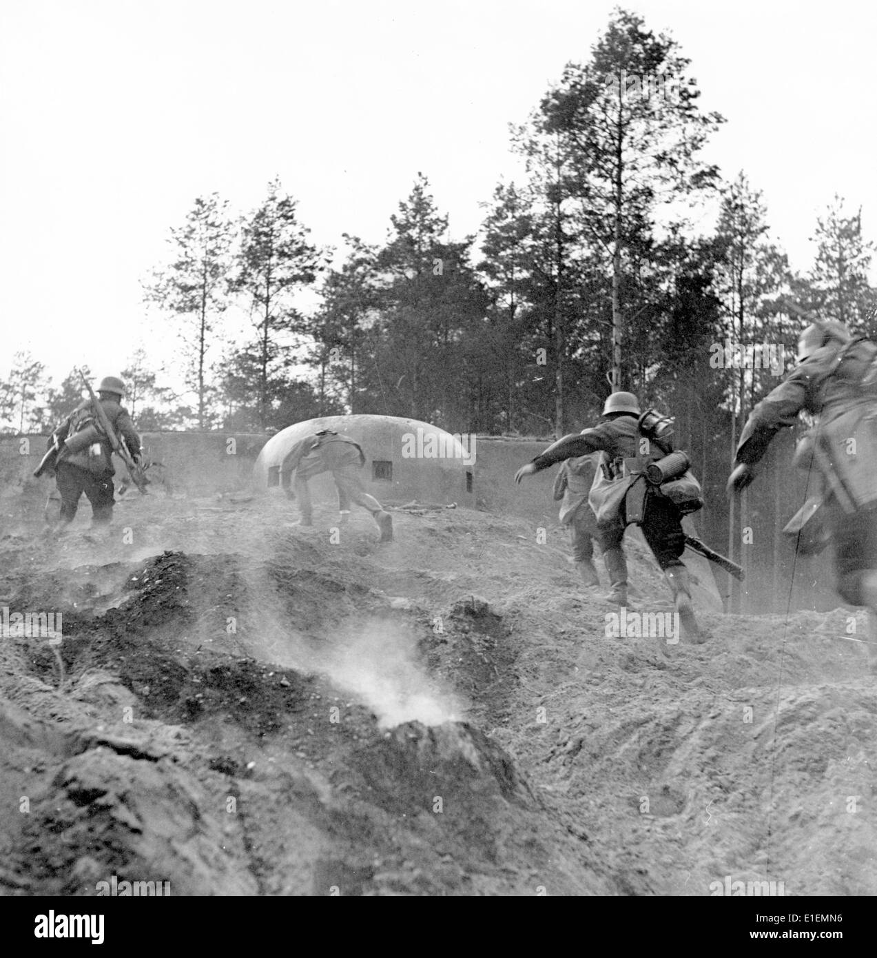 This motive from National Socialist reporting shows a pioneer shock troop of the German infantry during an attack from a trench on an enemy bunker in October 1939. A flame thrower has forced the defenders to close the hatches of the bunker and the pioneers of the shock troop immediatelky attack the bunker's armored cupola. Fotoarchiv für Zeitgeschichtee -NO WIRE SERVICE- Stock Photo