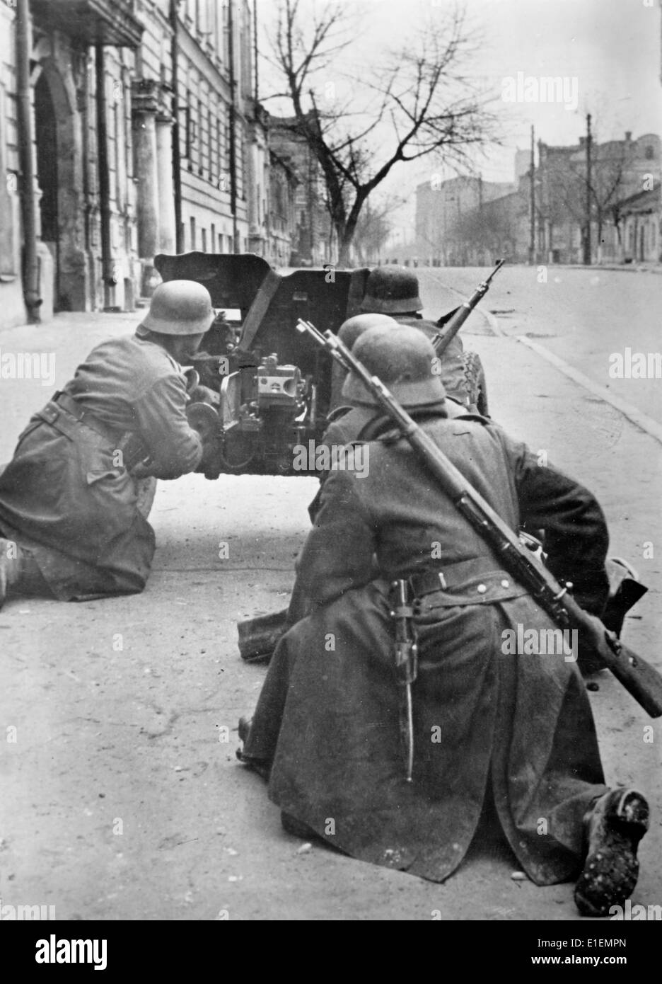 Propaganda text! from Nazi news reporting on the back of the picture: 'Kharkov in the hands of the German army. The capital of the Soviet Ukraine Kharkov was only conquered by our troops after heavy street fighting with the Bolsheviks - One sees here an anti-tank gun during street fighting in the last cleansing of Bolsheviks in Kharkov.' Picture from the Eastern Front, 28 October 1941. (Flaws in quality due to the historic picture copy) Fotoarchiv für Zeitgeschichtee - NO WIRE SERVICE – Stock Photo