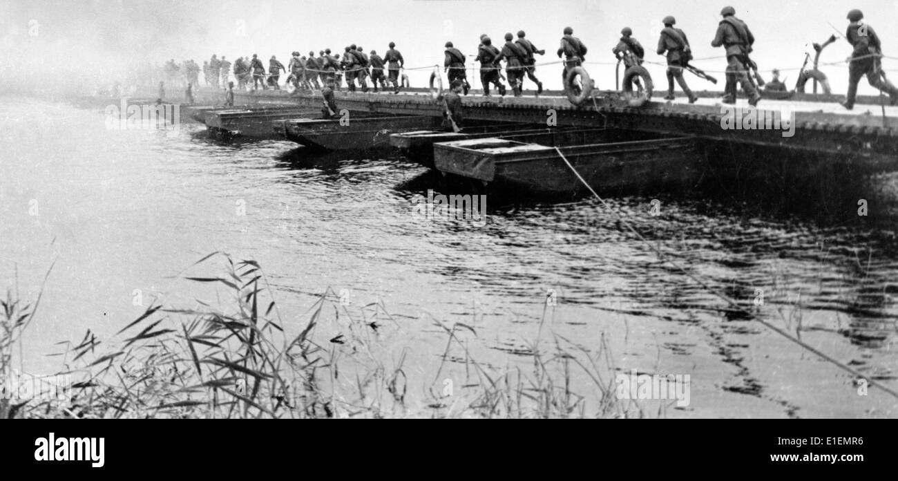 Soviet troops cross a pontoon bridge at the Western Bug in July 1944. Operation Bagration took place in summer 1944 with the advance of Soviet forces to the border of East Prussia leading to the defeat of the German Reich. Fotoarchiv für Zeitgeschichtee - NO WIRE SERVICE Stock Photo
