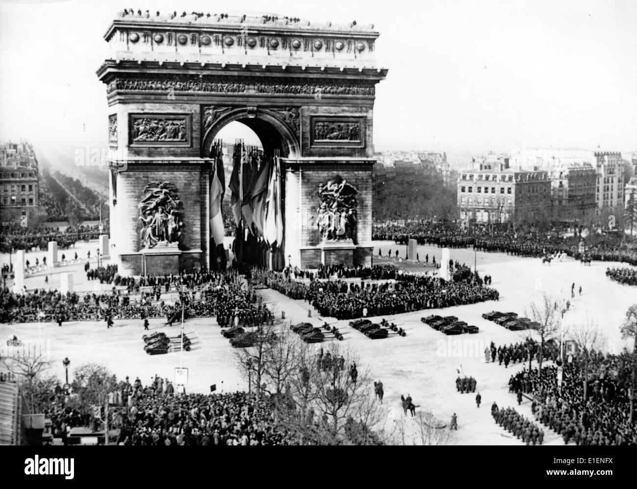 The picture from a Nazi news report shows a French military parade for the ceasefire on 11.11.1937 at the grave of the unknown soldier under the Arc de Triomphe on the Champs Elysee in Paris. Fotoarchiv für Zeitgeschichtee - NO WIRE SERVICE Stock Photo