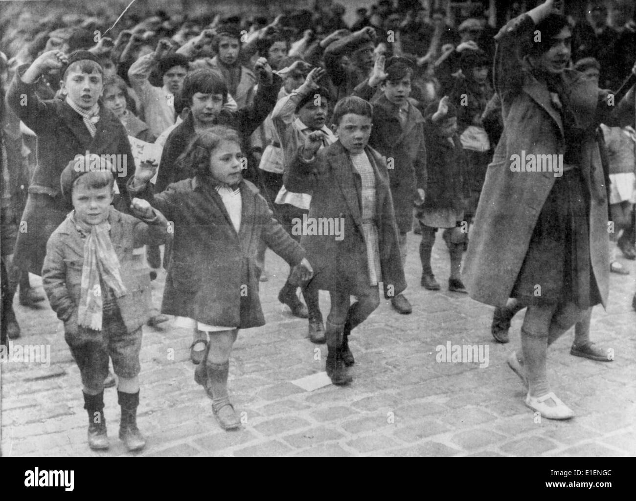 Boys and girls show the communist salute, raised arm with fist, during a march in Paris, 1936. The Front Populaire - a union of left-wing French political parties - wons the elections in May 1936 and formed a new government under Prime Minister Leon Blum. Fotoarchiv für Zeitgeschichtee - NO WIRE SERVICE Stock Photo