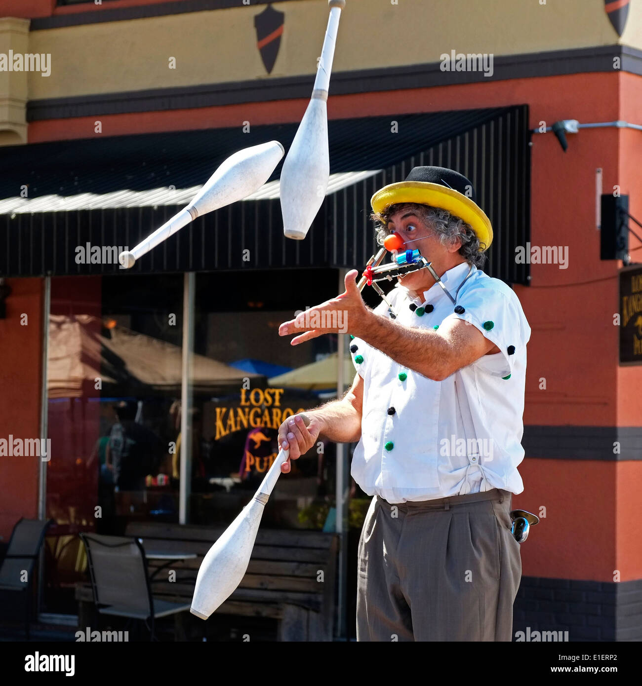 Clown juggling balls hires stock photography and images Alamy