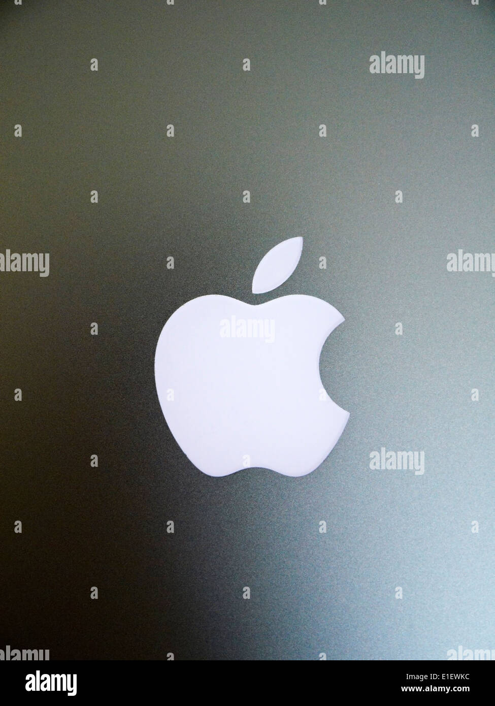 Apple logo store hi-res stock photography and images - Alamy