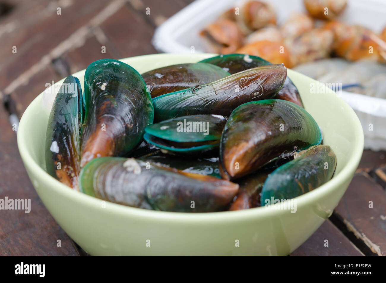 close up grilled green mussel in bowl Stock Photo