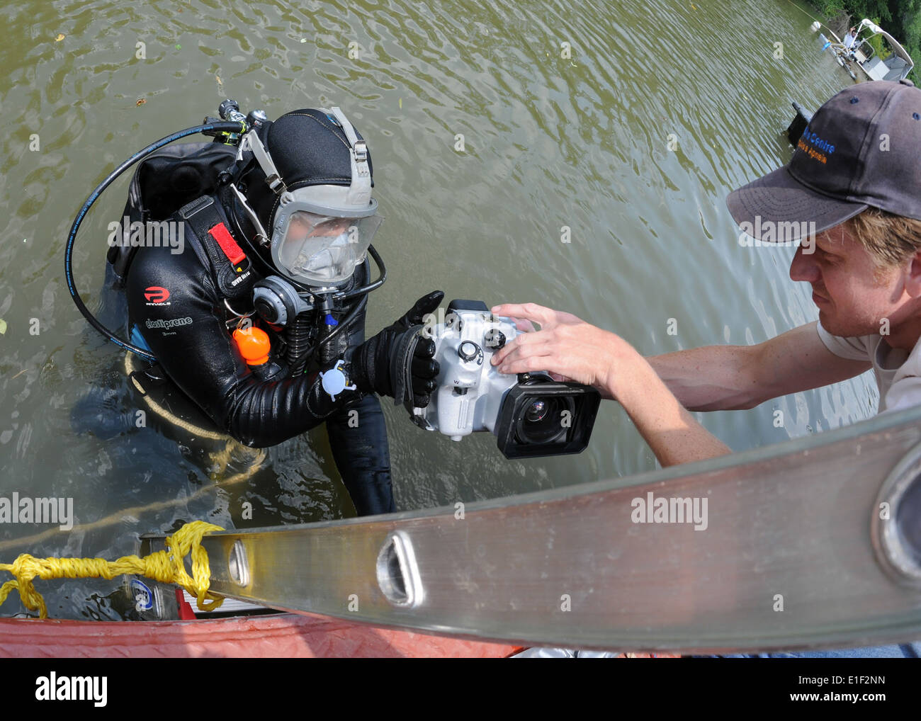 100806-N-9671T-023 UPPER MARLBORO, Md. (Aug. 6, 2010) Underwater archeologist Alexis Catsambis prepares to dive as fellow arche Stock Photo