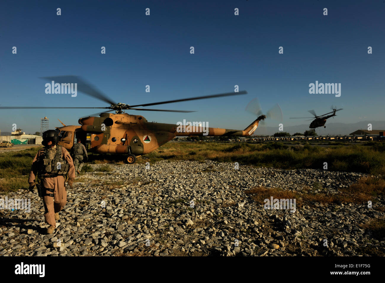 U.S. Air Force Master Sgt. Scott Andrews, with NATO Air Training Command - Afghanistan, walks away from an Mi-17 Hip helicopter Stock Photo