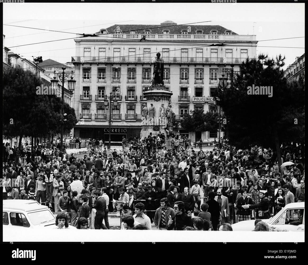 This photograph captures a scene from the 25 de Abril revolution in ...