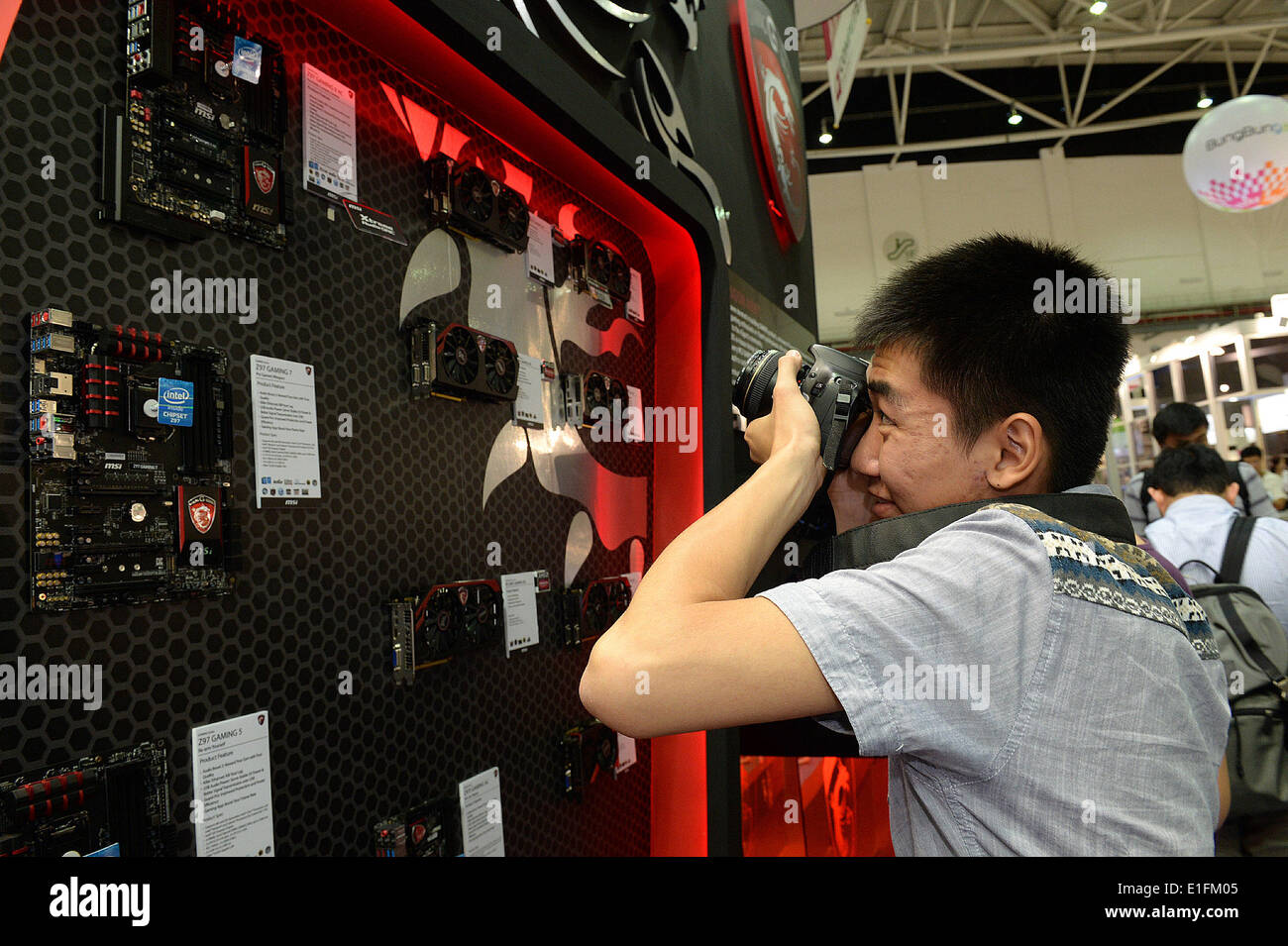 Taipei. 3rd June, 2014. A visitor takes photos of chipsets and GPUs ...