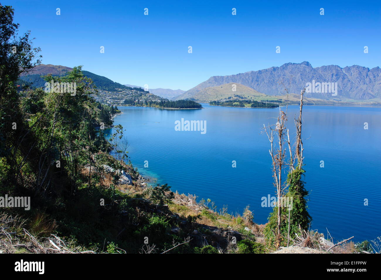 The shores of Lake Wakatipu, Queenstown, Otago, South Island, New ...