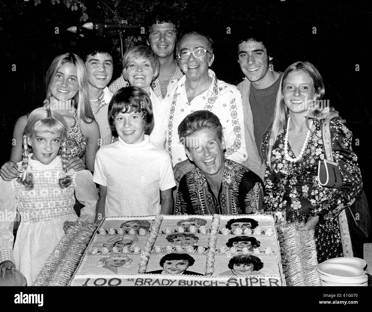 May 1, 2014 - Emmy-winning actress ANN BRADFORD DAVIS, who became the country's favorite housekeeper as the devoted Alice Nelson of 'The Brady Bunch' died Sunday May 1, 2014 at a San Antonio hospital after suffering a fall at her home Saturday. She was 88. PICTURED - circa 1973 - Los Angeles, California, U.S - Executive Producer Sherwood Schwartz With The Brady Bunch Cast: Florence Henderson, Robert Reed, Ann B. Davis, Maureen Mccormick, Eve Plumb, Susan Olsen, Barry Williams, Christopher Knight and Mike Lookinland at 100th Brady Bunch Super. © Globe Photos/ZUMAPRESS.com/Alamy Live News Stock Photo