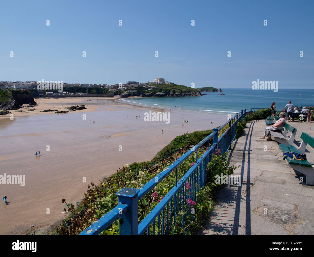 Viewing area above Great Western Beach, Newquay, Cornwall, UK Stock Photo