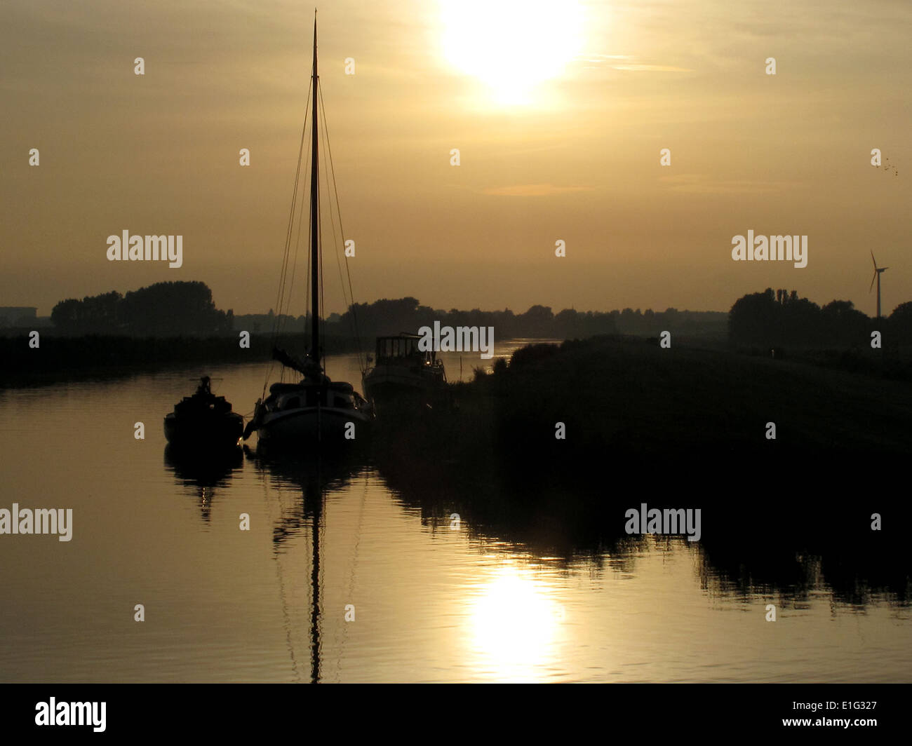 Sunset over water boats hi-res stock photography and images - Alamy