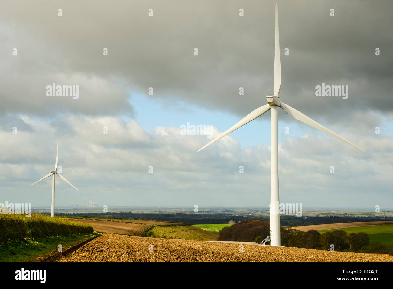 Wind turbines on Newbald Wold seen from the Yorkshire Wolds Way Stock Photo