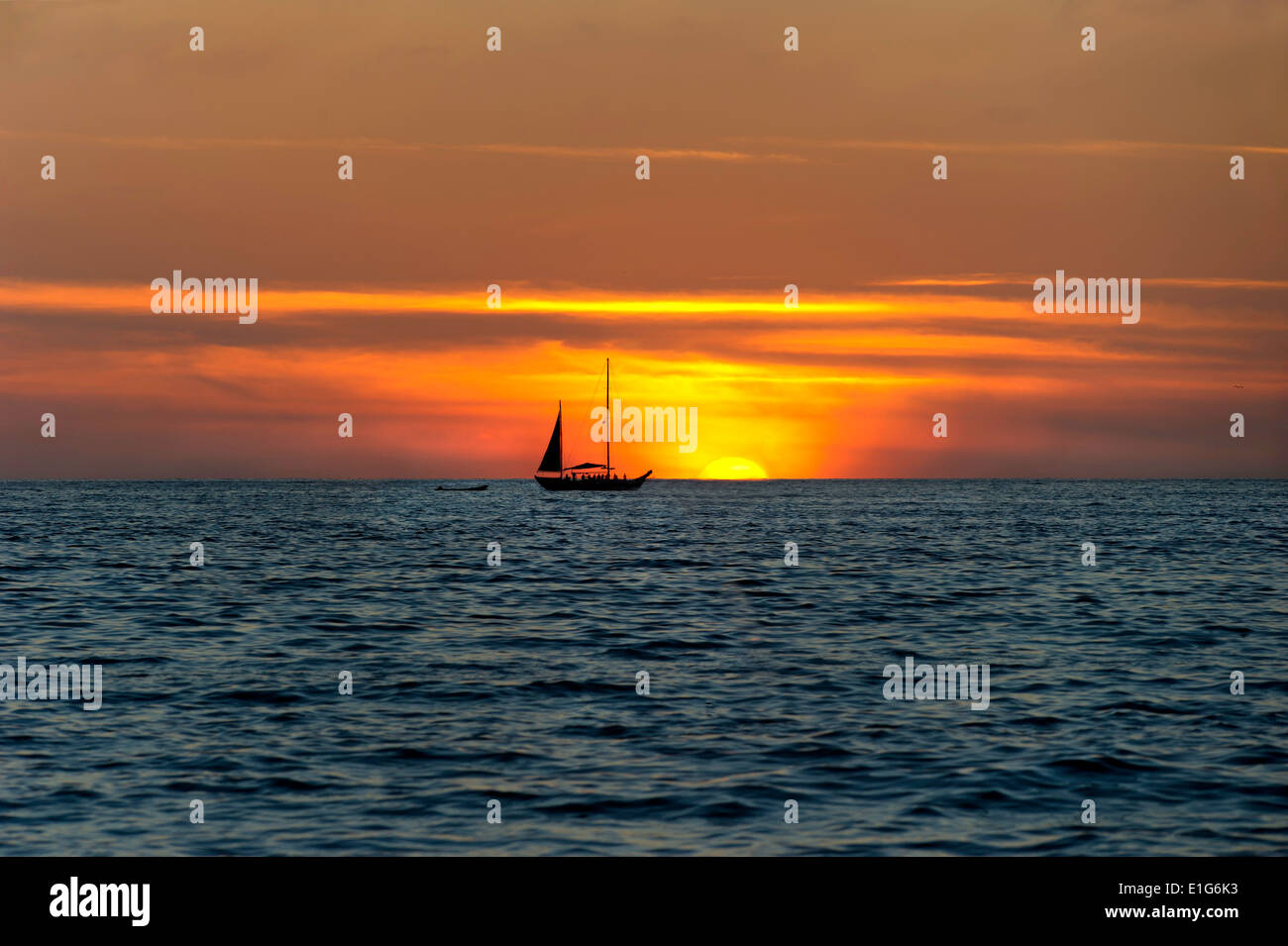 Boat on the ocean silhouette hi-res stock photography and images - Alamy