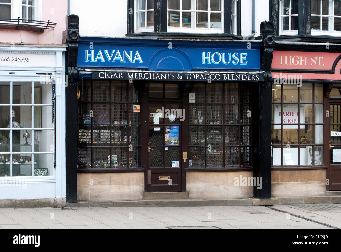 oxford tobacco shop Tobacconist shop in High Street, Oxford, UK Stock Photo