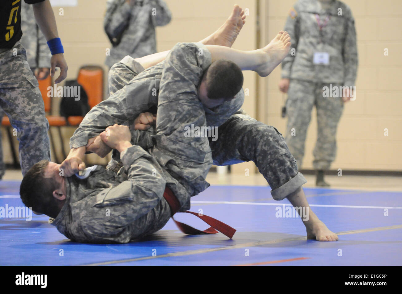 Alaska National Guard Sgt. Christopher Thomas, left, and Idaho National Guard Sgt. Ulysses Mittlestad battle during the Combati Stock Photo