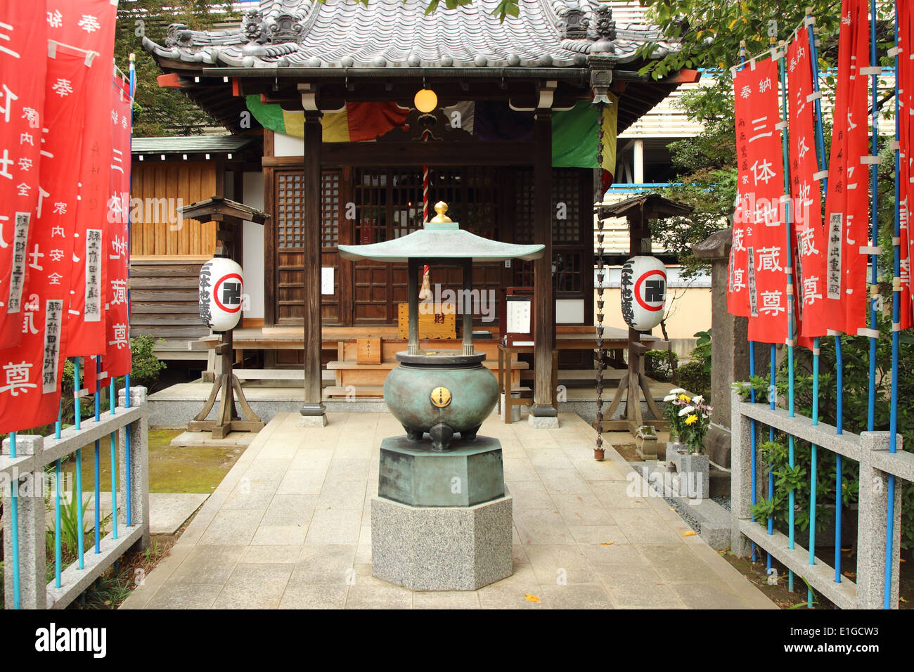 Japanese shrine incense hires stock photography and images Alamy