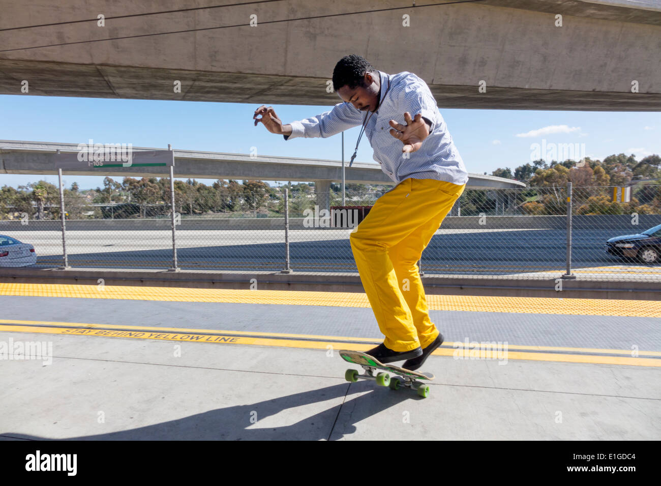 Black youth skateboarding hi-res stock photography and images - Alamy